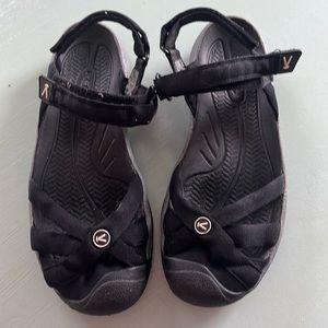 Women’s keen sandals, 10.5 black